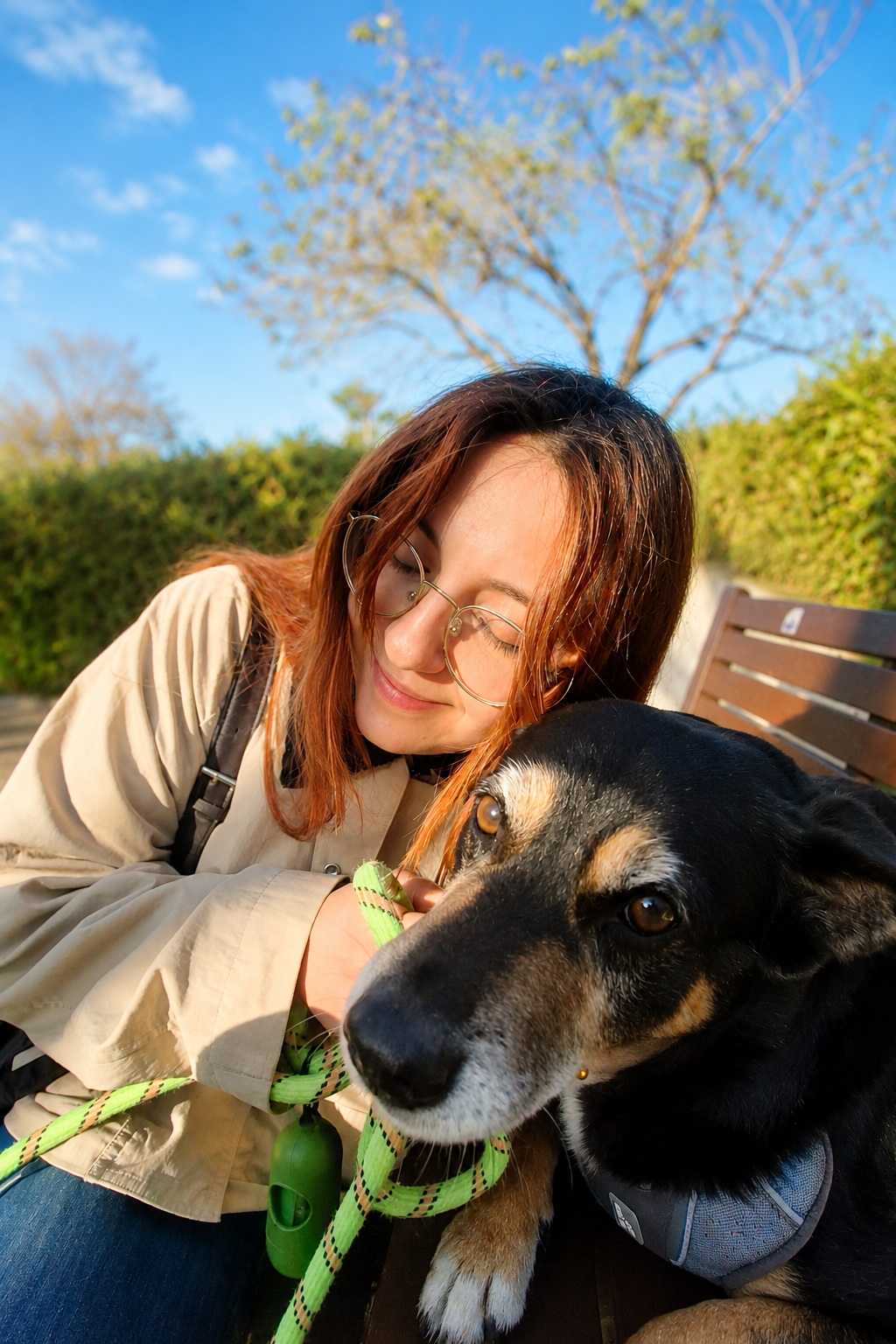 Angélica junto a un perro durante un paseo en Palma